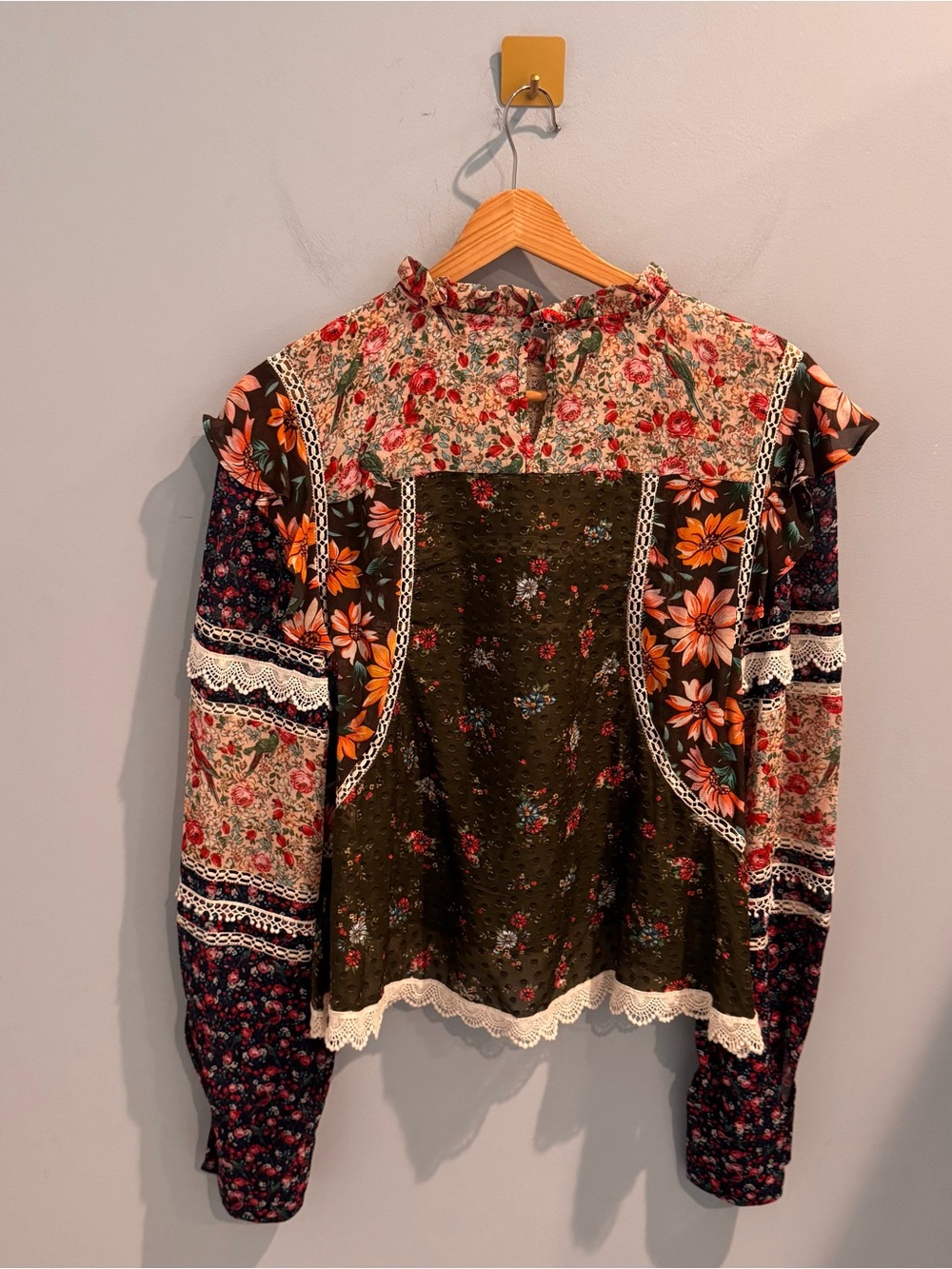 NEW Farm Rio Lace-Bib Floral Ruffle Blouse, Size M - Picture 9 of 12